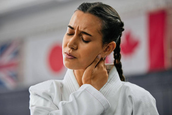 女人空手道学生坏脖子疼痛健身培训工作室人持有头体育运动受伤健康健身房肌肉抽筋学习国防学校痛苦的联合事故