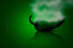 拍摄新鲜的绿色辣椒孤立的绿色彩色的背景烟未来指示暑热辣椒