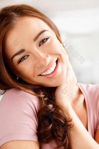 美脸护肤品女人给微笑快乐首页特写镜头肖像年轻的女完美的白色牙齿美丽的皮肤房子模糊背景