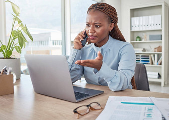 愤怒的电话强调黑色的女人业务调用税审计合规电子邮件移动PC办公室桌子上员工工作疯了互联网科技故障网站公司