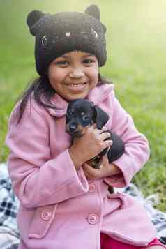 小狗爱裁剪肖像可爱的女孩拥抱小狗坐着