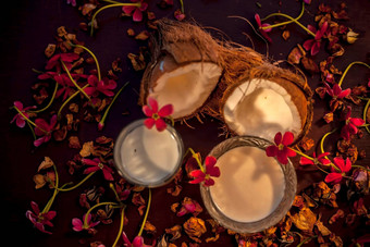 椰子脸面具组成椰子牛奶酸奶完美的皮肤<strong>滋润</strong>拍摄生椰子减少椰子牛奶酸奶花传播棕色（的）木表面