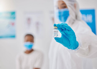 科维德电晕病毒疫苗疫苗接种医疗保健工人手显示液体玻璃容器瓶医疗医生准备冠状病毒预防剂量拍摄病人医院