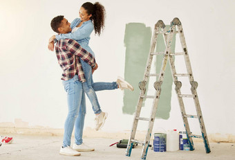爱夫妇微笑绘画房子首页室内油漆梯Diy房间项目维护非洲有创意的画家黑色的人快乐工作公寓墙设计
