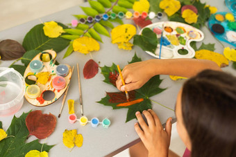 孩子油漆叶子油漆吸引了图片使打印叶子儿童创造力自然户外夏天