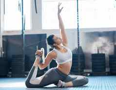 瑜伽健身房锻炼适合女人伸展运动锻炼锻炼例程健身俱乐部年轻的灵活的女人培训锻炼练习体操竞争