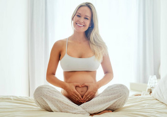 爱婴儿撞怀孕了女人持有肚子手形成心形状