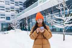 美丽的亚洲女孩电话在线约会使选择走冬天雪一天