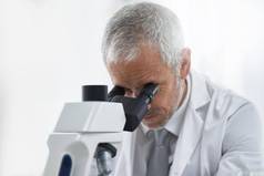集中科学发现研究员工作显微镜实验室