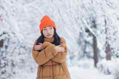 年轻的亚洲女孩冻结公园等待日期冬天雪一天女人热烈穿着