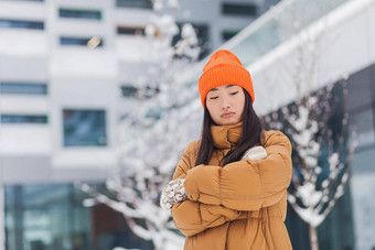 美丽的亚洲女人等待合作伙伴约会在线约会冷冬天一天雪