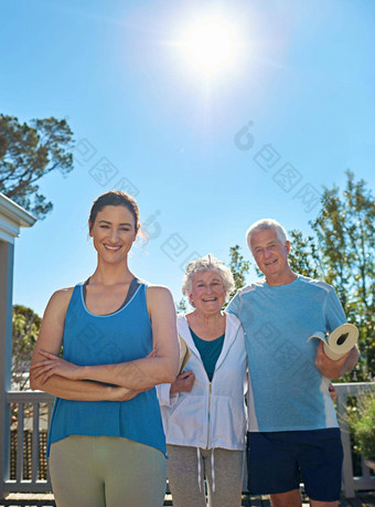 <strong>老年人</strong>适合<strong>健康</strong>的肖像高级夫妇站准备好了瑜伽教练