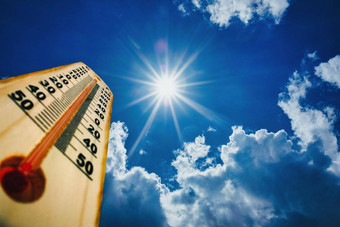 <strong>夏天</strong>热高温度在<strong>户外</strong>热沙漠天气温度计达到度华氏温度规模蓝色的天空背景阳光明媚的一天插图