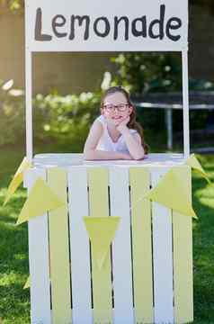 夏季完美的设置柠檬水站肖像女孩销售柠檬水站