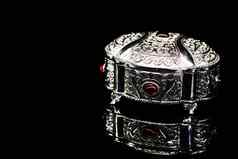 豪华的银珠宝盒子镶嵌珍贵的石头黑暗背景反射