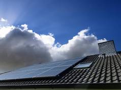 太阳能面板生产清洁能源屋顶住宅房子