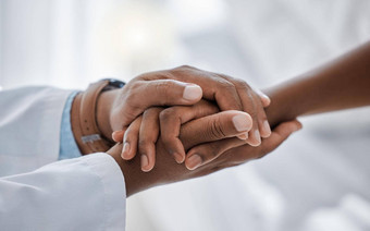 支持信任医院护理医生病人持有手分享坏新闻癌症诊断种类医生提供爱的手势生病的人健康危机