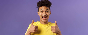 特写镜头肖像热情的活泼的赶时髦的人的家伙非洲式发型发型同意显示竖起大拇指微笑快乐推荐好产品批准计划紫色的背景