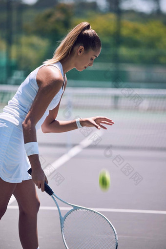 女网球球员球球拍齿轮比赛匹配有趣的户外爱好活动体育活跃的适合女人准备服务对手有竞争力的培训锻炼