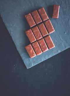甜蜜的瑞士巧克力糖果石头桌面平铺