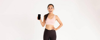 <strong>体育运动</strong>技术活跃的生活方式概念兴奋快乐的亚洲女运动员跑步者显示运行分数智能<strong>手机</strong>应用程序演示移动电话屏幕锻炼应用程序
