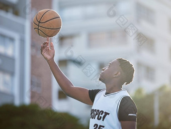 篮球球员运动员体育男人。技能旋转球手指培训游戏匹配竞争户外黑色的男人。动机目标心态准备赢得