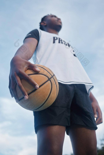 篮球运动员准备好了培训游戏竞争体育法院户外思考焦点健身年轻的黑色的男人。动机心态目标玩赢得有趣的