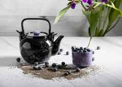 生活黑色的陶瓷茶壶茶杯蓝莓