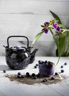 生活黑色的陶瓷茶壶茶杯蓝莓
