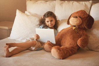 看电影朋友可爱的女孩首页看电影平板电脑Teddybear床上