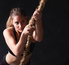 绳子攀爬核心组件建筑功能强度年轻的女人绳子攀爬