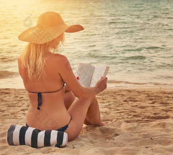 妍手不释卷美后视镜拍摄无法辨认的女人比基尼阅读热带海滩
