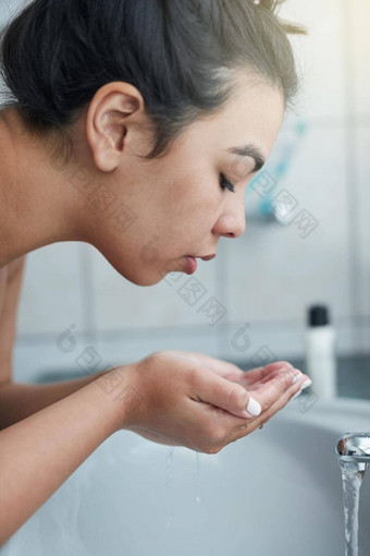 工作奇迹皮肤一致的护肤品例程有吸引力的年轻的女人洗脸浴室