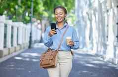 业务女人打字电话网络沟通工人阅读消息脸谱网微信城市快乐非洲企业员工工人微笑社会媒体