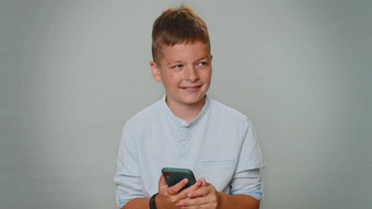 蹒跚学步的男孩移动电话打字帖子网络短信消息浏览上瘾社会网络