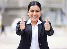 拇指表情符号动机成功支持城市城市肖像快乐微笑兴奋业务女人赢家工人目标投票信任好新闻