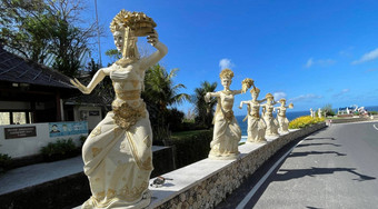巴厘岛印尼7月雕塑巴厘岛的舞者入口海滩melasti海滩蓝色的天空