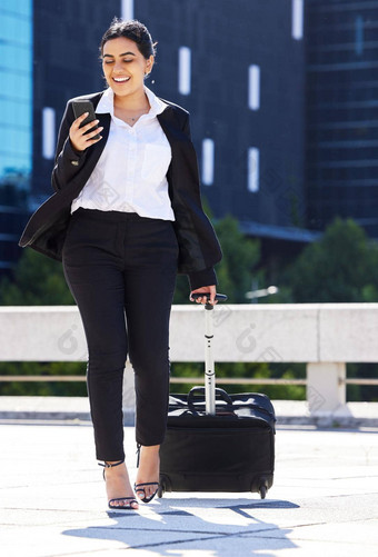 业务女人旅行行李电话沟通工作互联网网络搜索企业员工机场抓飞机公司贸易展会议车间