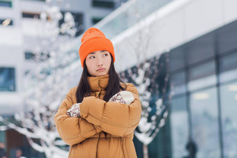 美丽的亚洲女人等待合作伙伴<strong>约会</strong>在线<strong>约会</strong>冷冬天一天雪