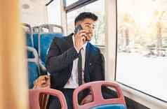 电话旅行沟通业务男人。会说话的网络公共汽车公共运输通勤城市移动技术年轻的工人谈话调用