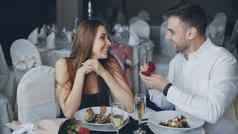 有吸引力的年轻的女人婚姻建议浪漫的的关系餐厅日期概念