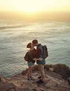 吻峰会高角拍摄充满深情的年轻的夫妇接吻山顶