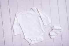 白色婴儿紧身衣裤模型标志文本设计木背景前视图