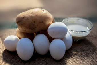 土豆蛋白色脸面具实现自然发光的皮肤棕色（的）彩色的表面生土豆鸡蛋使脸面具玻璃碗