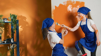 妈妈孩子绘画公寓墙橙色颜色
