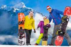 快乐家庭享受冬天假期山玩雪太阳高山冬天假期
