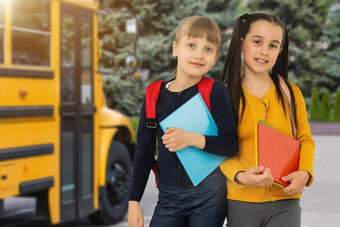 孩子们小学生学生学生学校公共汽车回来学校学术学期一年开始