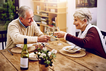 <strong>吃喝</strong>快乐上了年纪的夫妇敬酒酒眼镜享受餐首页