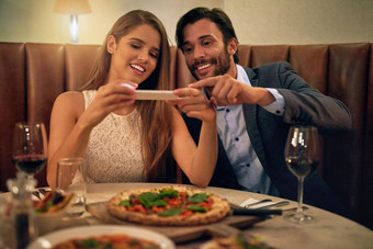 美味的食物匹配情绪快乐年轻的夫妇采取图片餐手机浪漫的晚餐日期餐厅