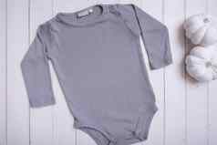灰色婴儿紧身衣裤模型标志文本设计木背景南瓜前视图